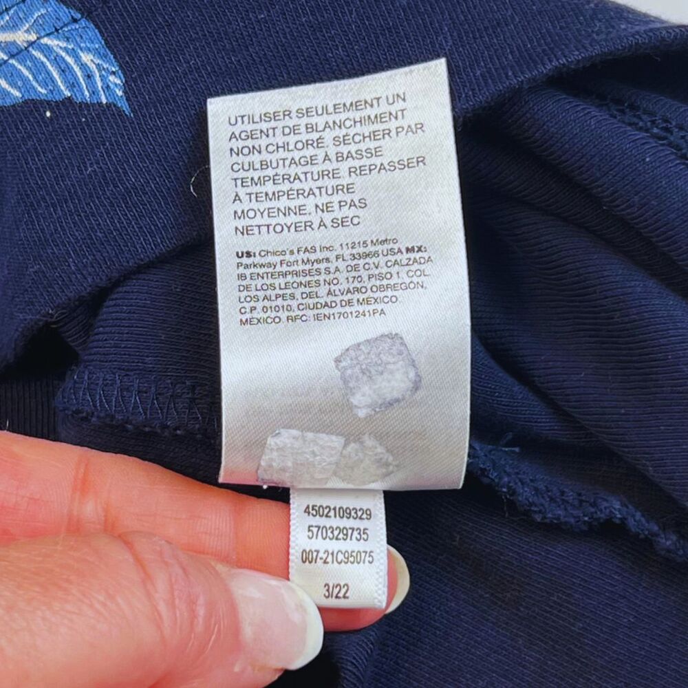 Chicos Top 2 Large Midnight Blue Artisan Floral V Neck Resort Wear Chic Blouse - Picture 9 of 9